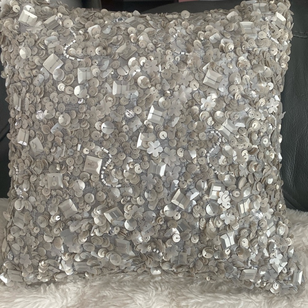 Decorative pillow with sequins 11/11 in